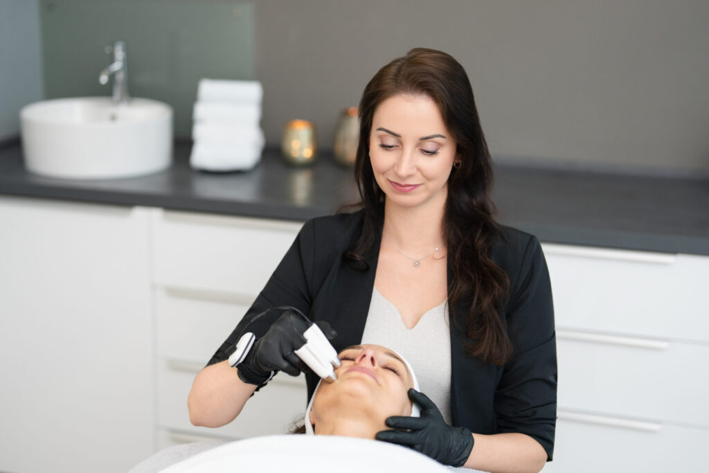 duo-perfecto kosmetikerin julia mittelhäuser bei einer kosmetik anwendung